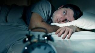 为什么睡觉时总是突然惊醒？可能与这4个原因有关，参考下