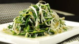 介绍绿豆芽韭菜拌荞麦面的做法