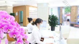 青岛首大妇科医院专家讲述：引发女新白带异常的因素有哪些