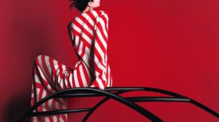 倪妮登《时尚芭莎》开年刊封面，穿黑红吊带抹胸新感撩人，太美！