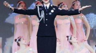 公认的美女韩雪，一身黑SE制服站在舞台上高声歌唱，优雅M人