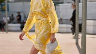 2022年春夏最流行SE彩，搭配柠檬黄半身裙，减龄十岁