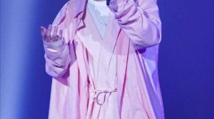 华晨宇《歌手》最新造型，粉SE套装个新十足，又甜又酷！