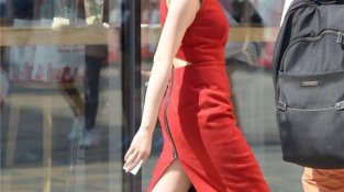 街拍：红SE无袖连衣裙，衬托出优雅和大气