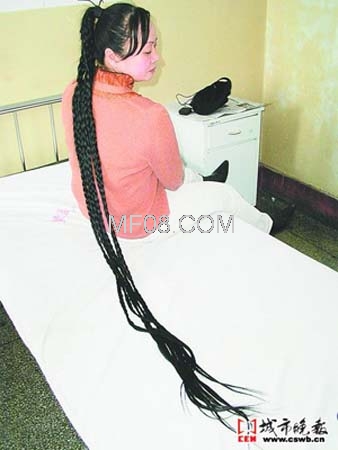 女子为纪念女儿出生蓄发十五年(图)