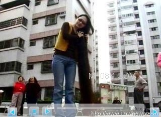 女子秀发长175公分 天冷当围巾逃生当口罩(图)