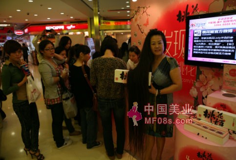 桃花姬楼花评选现场惊现1.6米“长发Lady” 桃花姬楼花评选现场惊现1.6米“长发Lady”