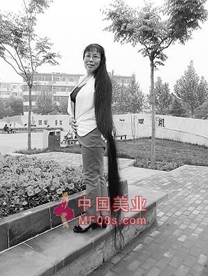 邢台53岁女子养出1.93米长发
