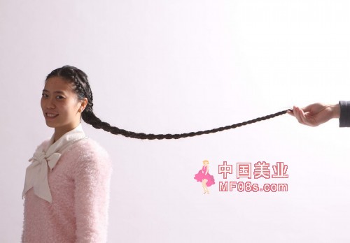 怕与胎儿争营养 准妈妈剪掉13年长发